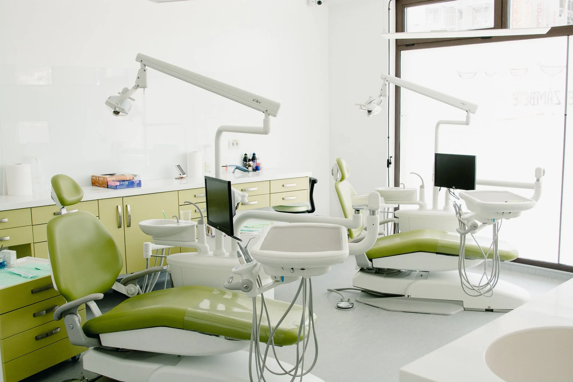 Cabinetul clinicii Uzina de Zâmbete Tătărași, cu două unituri dentare