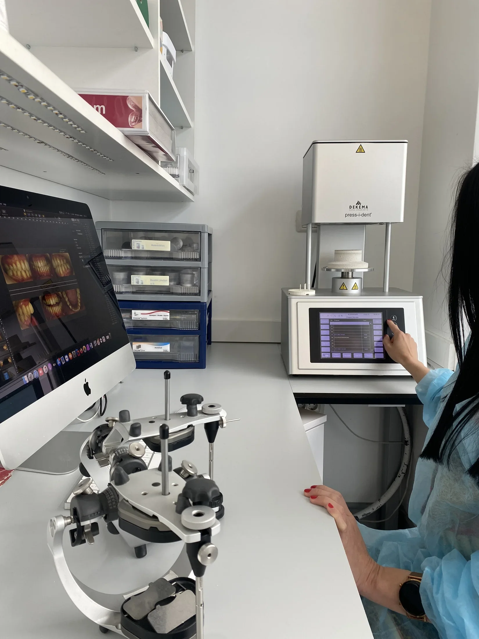 Tehnician lucrând la echipamentele laboratorului de tehnică dentară