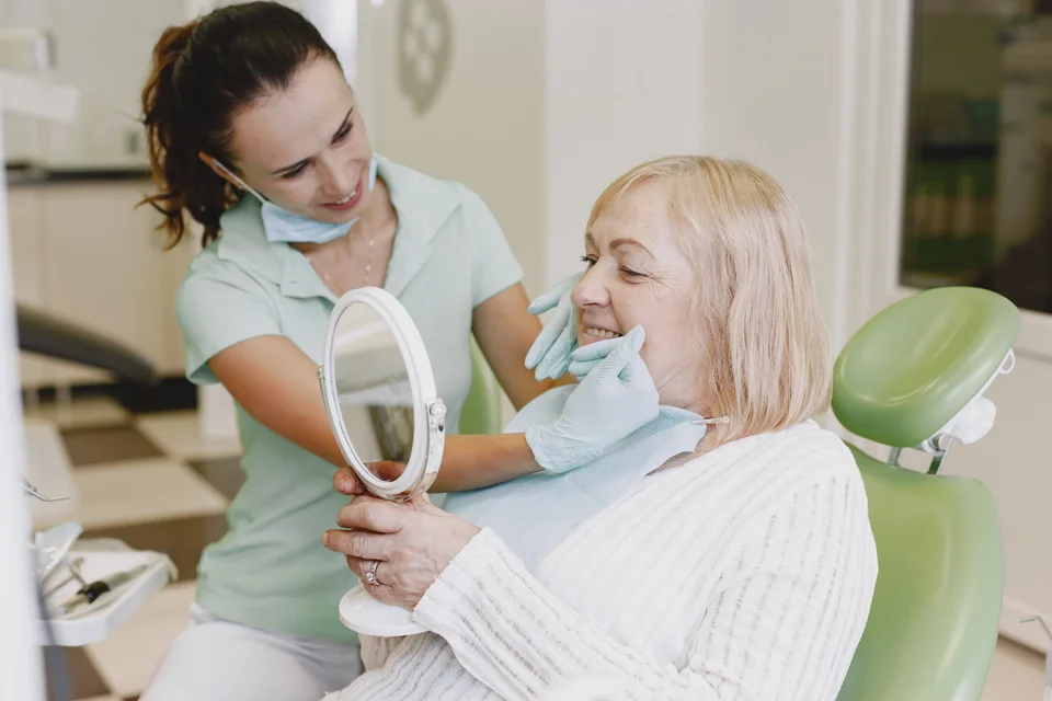 Implant dentar sau proteză mobilă? Cum alegi soluția potrivită