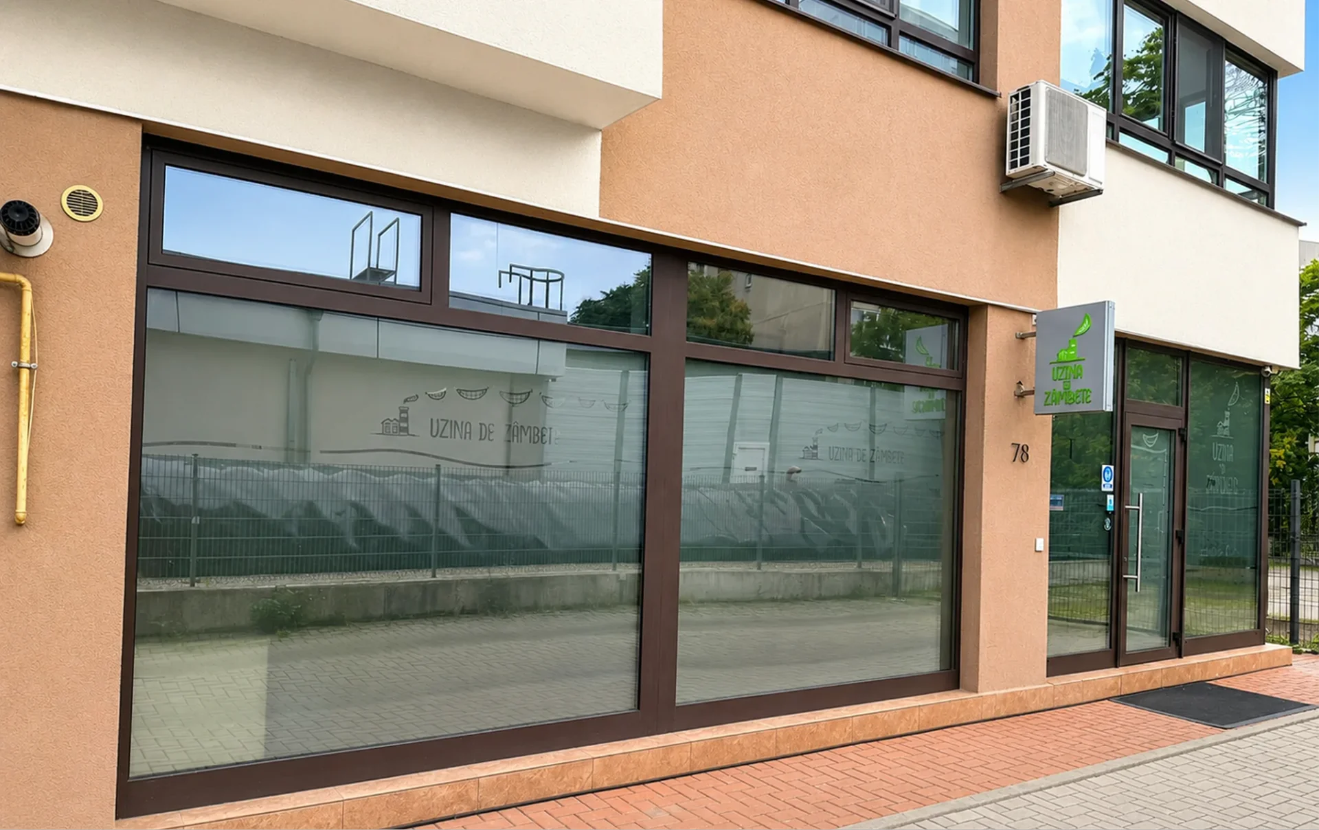 Fațada și intrarea în clinica Uzina de Zâmbete Tătărași