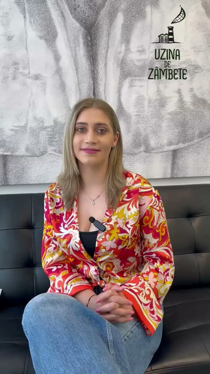 Pacientă care povestește experiența sa la Uzina de Zâmbete