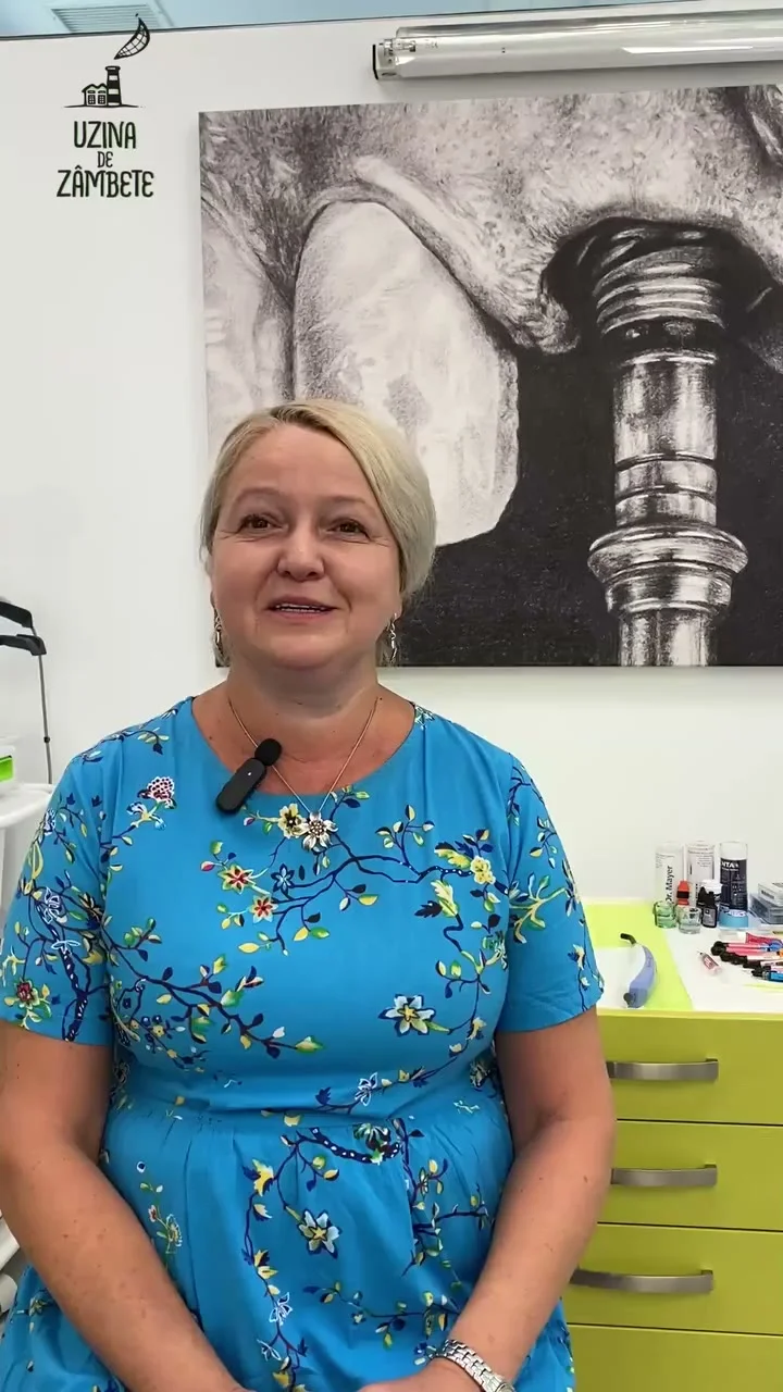 Pacientă care vorbește despre tratamentul primit la Uzina de Zâmbete