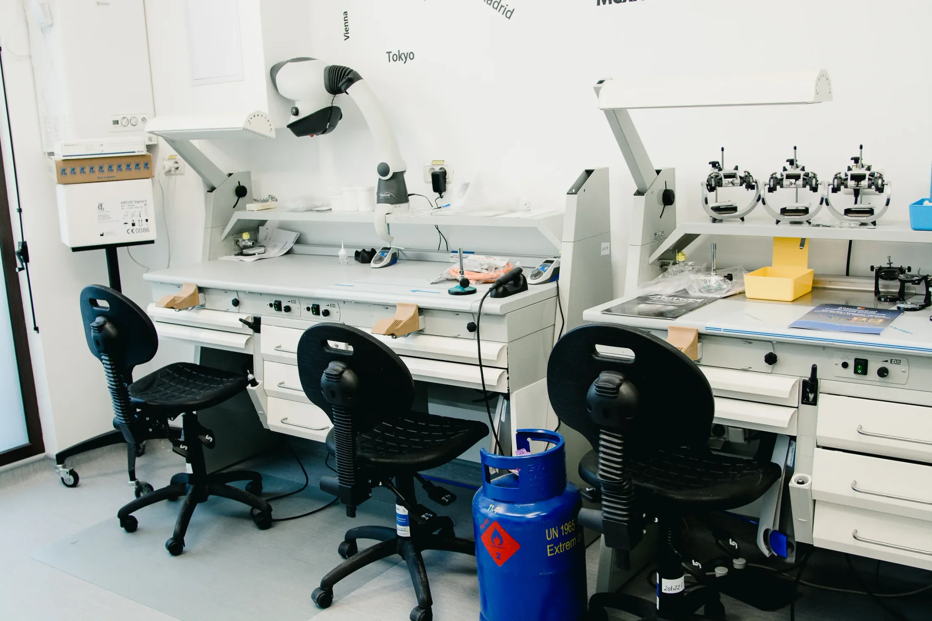 Spațiul de lucru al laboratorului de tehnică dentară