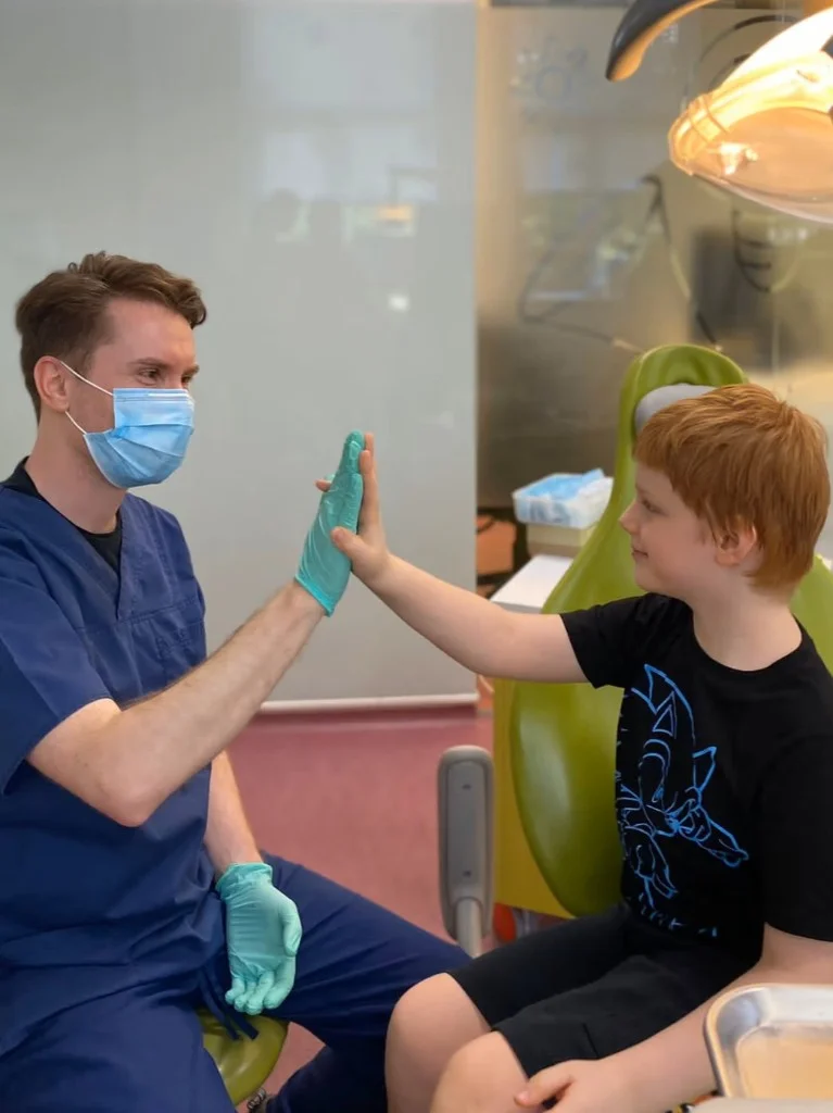 Prima vizită a copilului la dentist: când se face și cum o pregătești