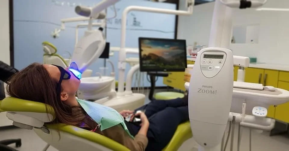 Albire profesională realizată cu lampa Philips Zoom în clinica Uzina de Zâmbete