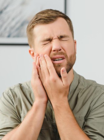 Pacient cu durere dentară cauzată de carie