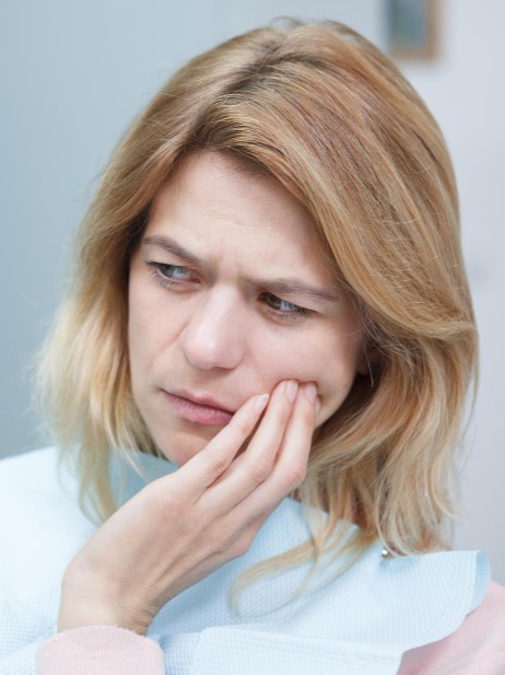 Pacientă cu infecție dentară la rădăcina dintelui